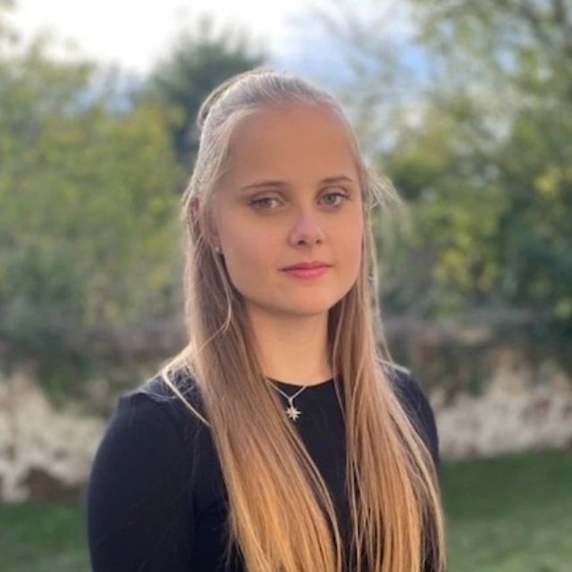 Portrait de Margaux Nennig, en extérieur